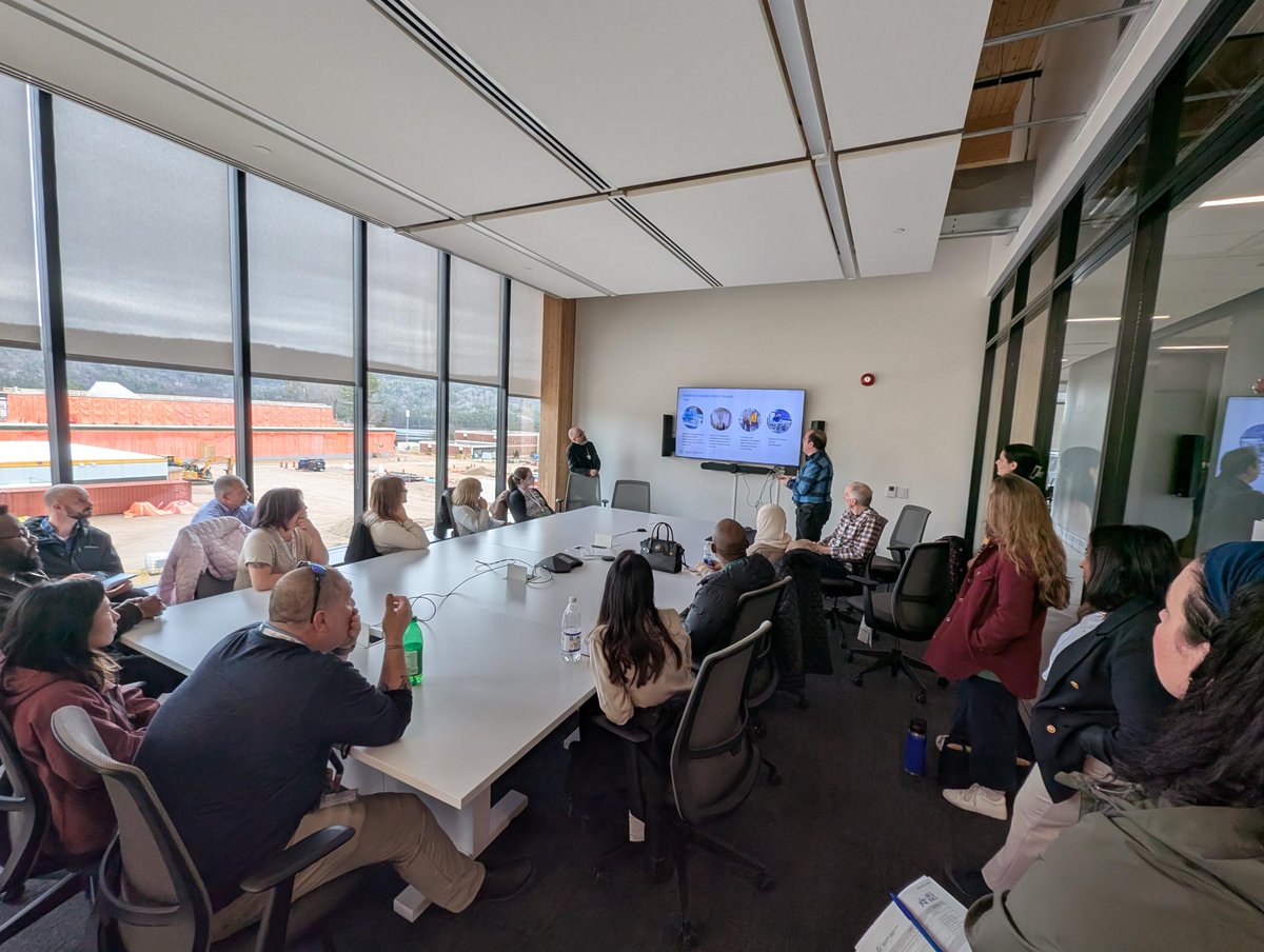 Laboratoires Canada a visité les LNC, y compris le Centre de collaboration scientifique. La présentation a mis en évidence la stratégie ESG d'EACL et l'utilisation innovante du bois massif et des systèmes de récupération de chaleur. L'événement a laissé une impression positive!