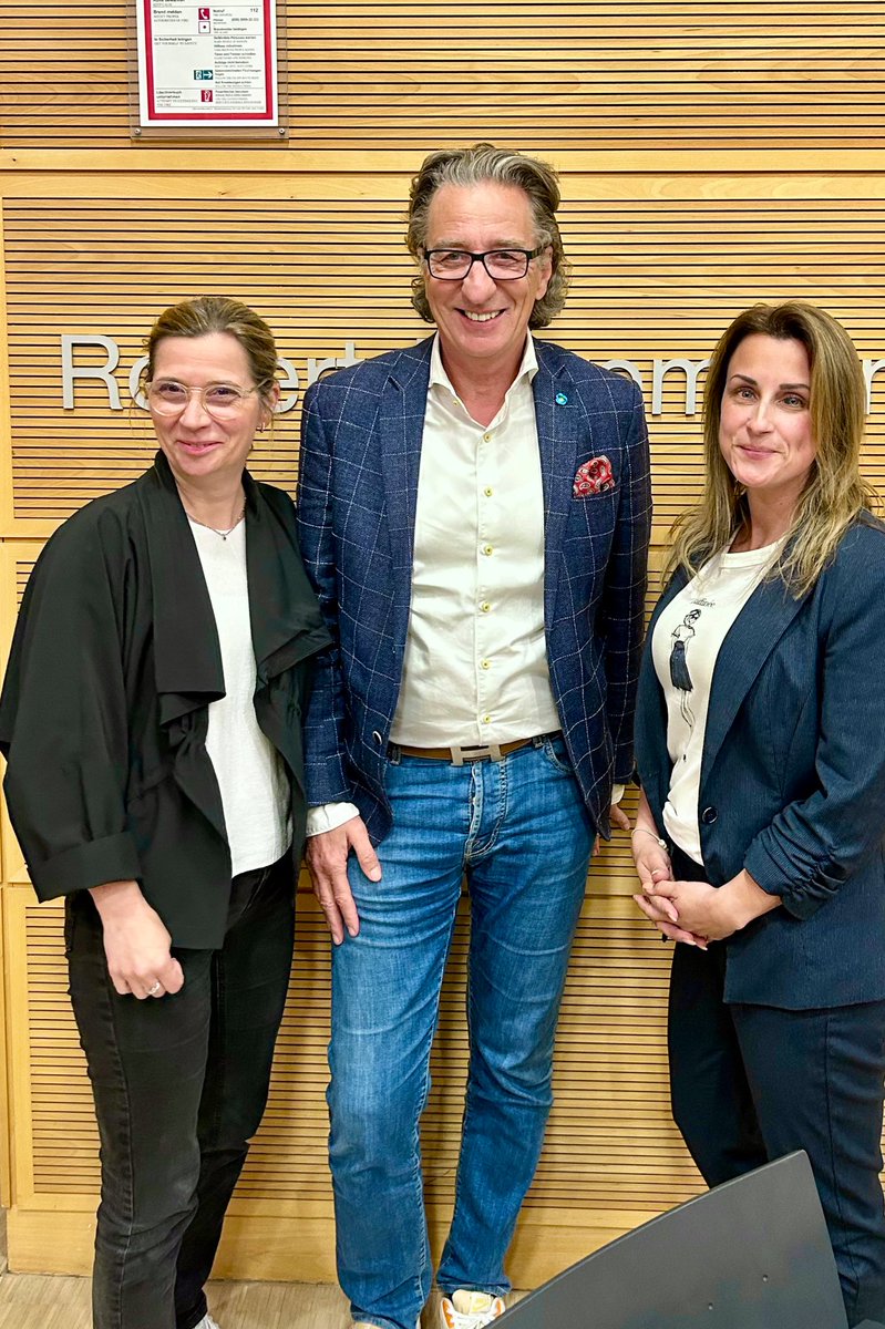 Thema heute im WGE-Ausschuss der #bvvmitte:
Wie weiter am Gendarmenmarkt? 
Dank an die Vertreter vom Wirtschaftskreis Mitte und IG Gendarmenmarkt für die Einblicke in die Situation der Gastronomen!

#gendarmenmarkt #gastronomie #behördenpingpong