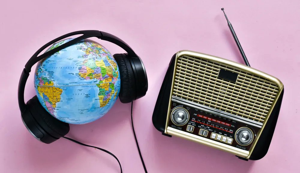 SIEMPRE la RADIO. 🙏

Durante la mayor parte de este extraño día, la radio convencional ha sido la única fuente de noticias y una compañera estupenda.
Esta desconexión me ha reconectado con mi medio favorito.