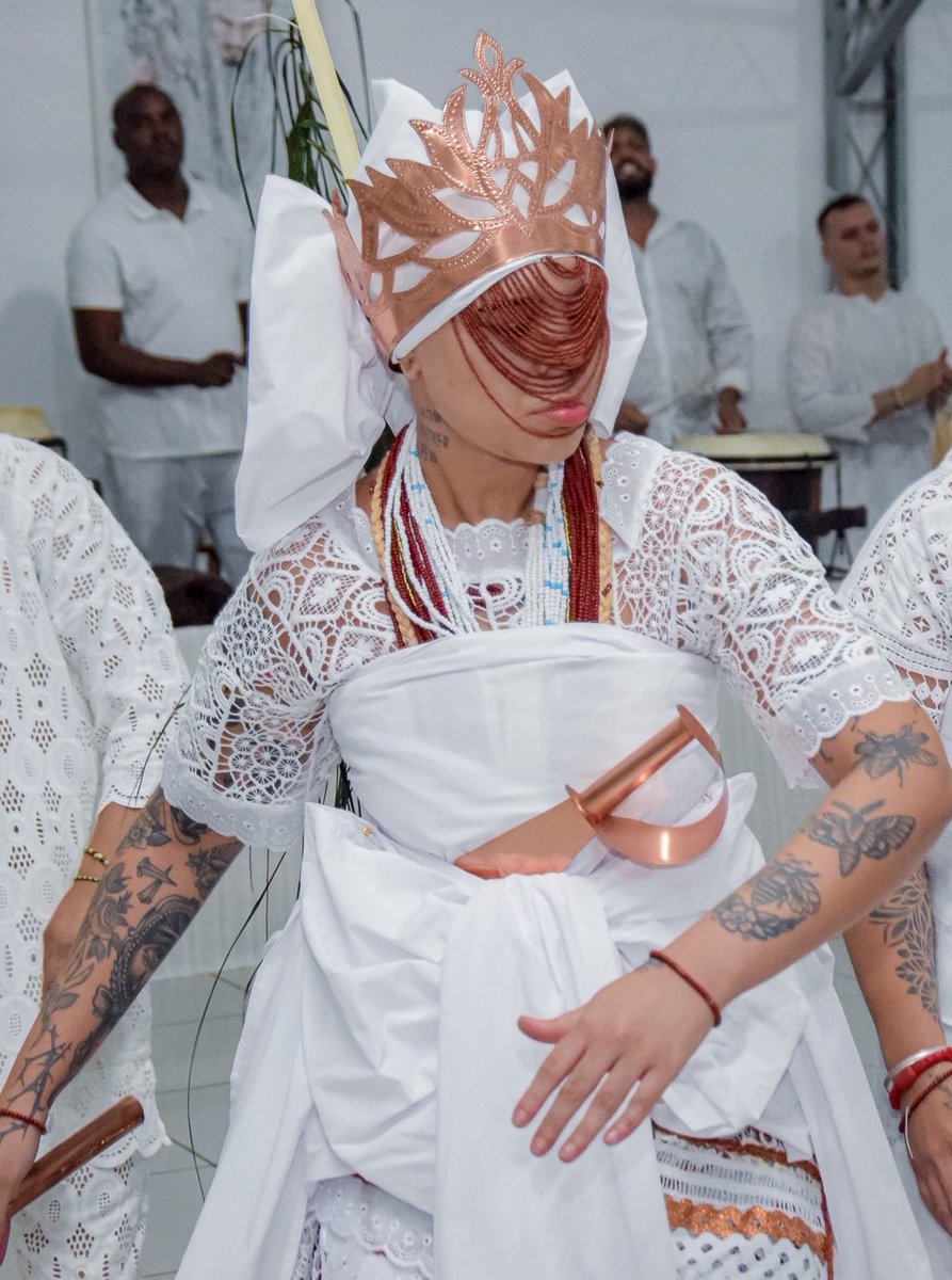 Acima dela nada nem ninguém, nem mesmo as minhas vontades. 
Oyá, é uma honra ser reconhecida em alma como parte!