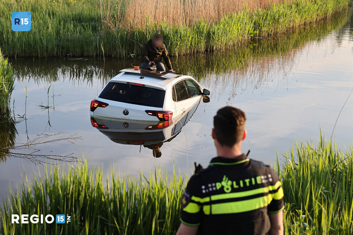 Auto te water in Schipluiden
