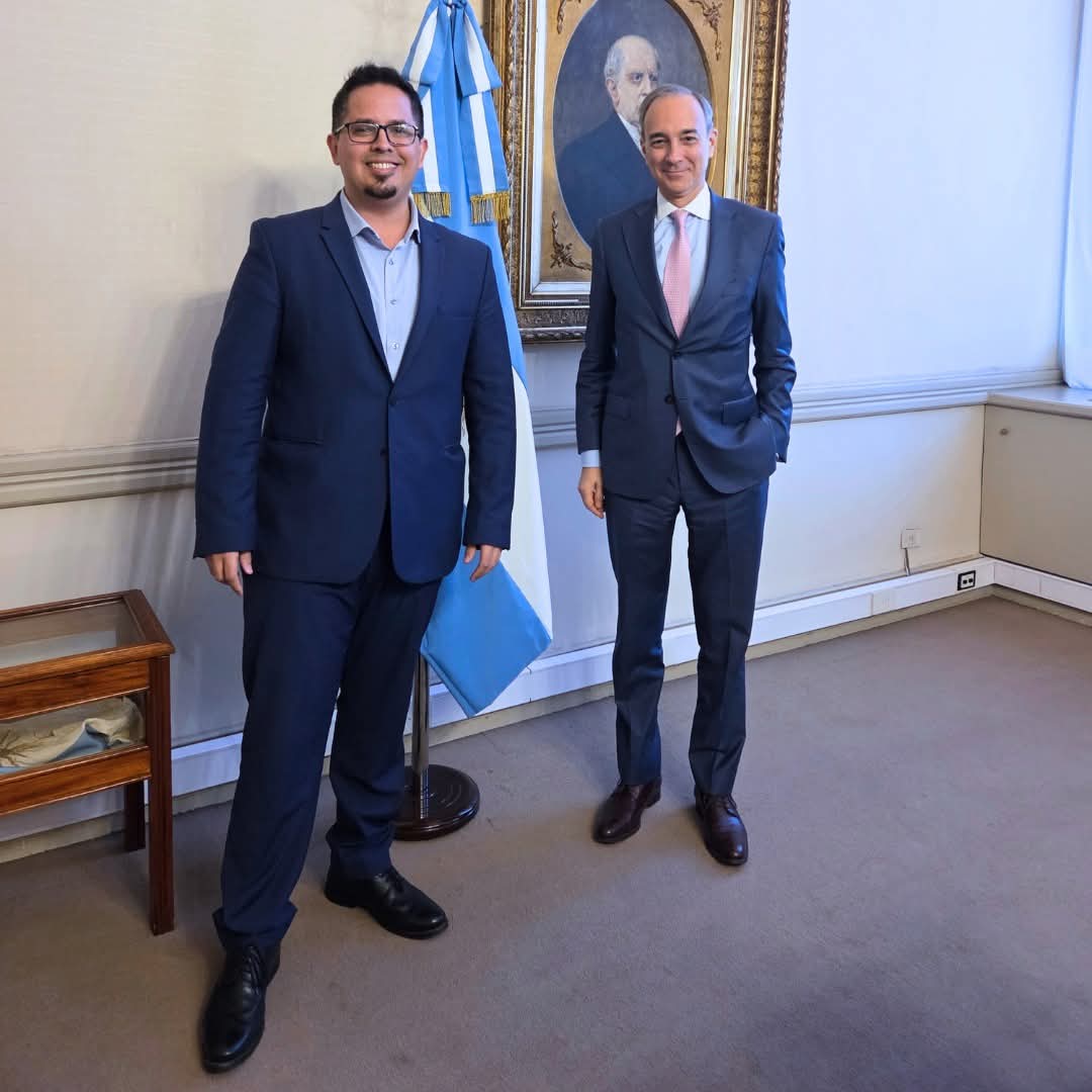 Hoy estuve reunido con Carlos Torrendell, secretario de Educación de la Argentina. Conversamos sobre la revolución educativa que está llevando adelante el gobierno nacional. Sobre cómo se está terminando con el adoctrinamiento y recuperando una educación con valores para nuestros