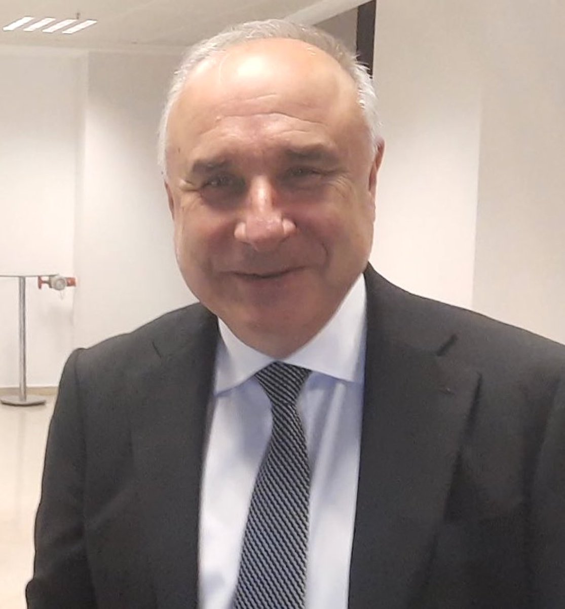 İSKİ Genel Müdürü; İBB öncesi, 13 yıl Mülkiye Baş Müfettişi olarak, 23 yıl Devlete hizmet etmiş; katı kuralcı dürüst bir bürokrat,

Şafak vakti, ruhsat vermeyi reddettiği kişilerin şikayetiyle göz altına alınıyor.

Başka hiçbir söze gerek yok.