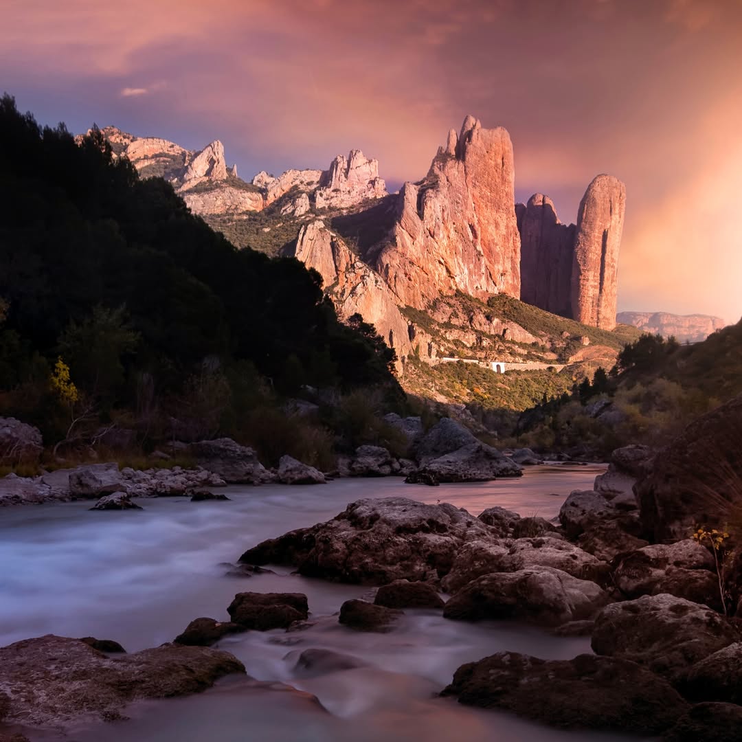 Huesca_LaMagia's tweet photo. La majestuosidad de los Mallos de #Riglos, donde el río Gállego fluye a sus pies. 😍💦 Un espectáculo natural perfecto para escaladores y amantes de las aves ¡Ven y vive esta maravilla! 😮🙌 https://t.co/9s8WZslcwA