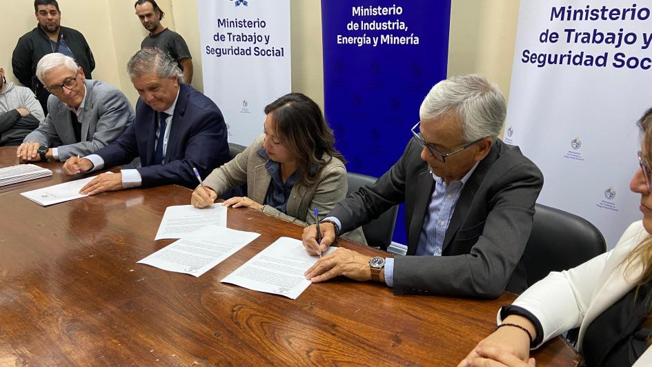 MTSS (@mtssuy) on Twitter photo Se llevó a cabo la firma del convenio bipartito entre ISUSA y sindicatos de la industria química y de la empresa. Contó con la presencia del ministro, Juan Castillo, la ministra del <a href="/MIEM_Uruguay/">MIEM Uruguay</a>, <a href="/FcardonaUy/">Fernanda Cardona</a>, y la dir. de DINATRA <a href="/MarcelaBSarazol/">Marcela.</a>.
bit.ly/4jW36Bv Se llevó a cabo la firma del convenio bipartito entre ISUSA y sindicatos de la industria química y de la empresa. Contó con la presencia del ministro, Juan Castillo, la ministra del <a href="/MIEM_Uruguay/">MIEM Uruguay</a>, <a href="/FcardonaUy/">Fernanda Cardona</a>, y la dir. de DINATRA <a href="/MarcelaBSarazol/">Marcela.</a>.
bit.ly/4jW36Bv