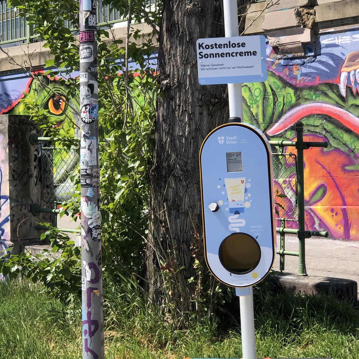 К тому, что в Вене есть автоматы с бесплатными пакетами для собак, все привыкли. Но тут потеплело, и они выкатили похожей конструкции автоматы с кремом от солнца. Подходишь, суешь руку, тебе выливается порция. Бесплатно. Потому что. В приятном ахуе