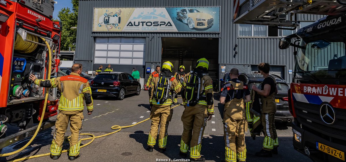 Autobrand in garage in Gouda