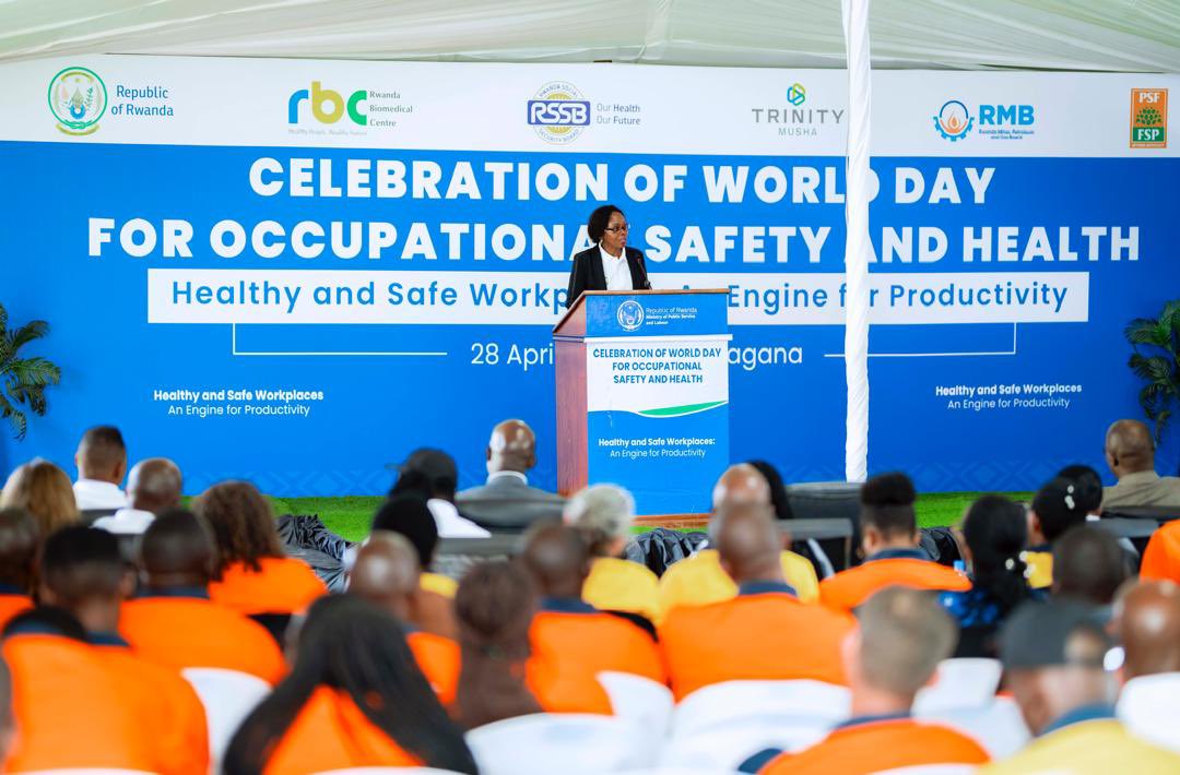 RwandaLabour's tweet photo. Kuri uyu wa mbere abasaga 500 biganjemo abayobozi muri za Minisiteri, ibigo bya Leta, Abikorera, abayobozi ba sendika n' abakora mu bucukuzi bw’amabuye y’agaciro,  bahuriye i @RwamaganaDistr mu kigo cya @Trinity_Metals mu kwizihiza umunsi mpuzamahanga w’ubuzima n’umutekano ku kazi (OSH). 

Hapimwe indwara zitandura hagamijwe kureba uko ubuzima bw’abakozi buhagaze, hasurwa ibikorwa by’ubucukuzi bw’amabuye y’agaciro mu birombe bya Trinity Metals i Musha, ndetse hanagenzurwa uburyo abakora iyo mirimo bitabwaho bijyanye n’ubwirinzi n’umutekano mu kazi. 

Minisitiri @CNkulikiyinka agaruka kuri uyu munsi yagize ati “Mu gihe tuzirikana uyu munsi w’ubuzima bwiza n’umutekano ku kazi, ndagira ngo nibutse ko Insanganyamatsiko y’uyu mwaka igira iti “Healthy and Safe Workplaces: An Engine for Productivity” mu Kinyarwanda ikaba igira iti “Ubuzima n’Umutekano ku kazi: Ishingiro ry’Umusaruro”.

Yashimangiye ko iyi nsanganyamatsiko itwibutsa isano iri hagati yo guteza imbere ubuzima n’umutekano ku kazi n’umusaruro w’abakozi kandi iyo abakozi bamerewe neza banatanga umusaruro mwinshi kurushaho, bityo bikaba ari mu nyungu ya bose.

Minisitiri yanasabye abakoresha n’abakozi mu byiciro byose by’umurimo kurushaho kongera umusaruro bityo n’indi mirimo ikaba yahangwa nk’uko twabyiyemeje muri NST2.