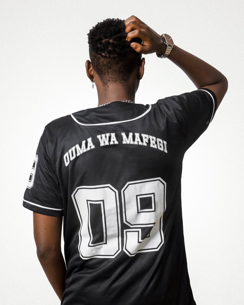 AdoVeliRadio's tweet photo. Ouma Wa Mawhaaat...?
Order your custom jersey with your name & favorite number, or rep your top artist from Class of 2025 like this @Adongo_udiigg's jersey
#AVPNaniNextMerch #AVPNaniNextClass2025 #AdoVeliPodcast #OumaWaMafegi #Kilimani https://t.co/K4zLWMY4DD