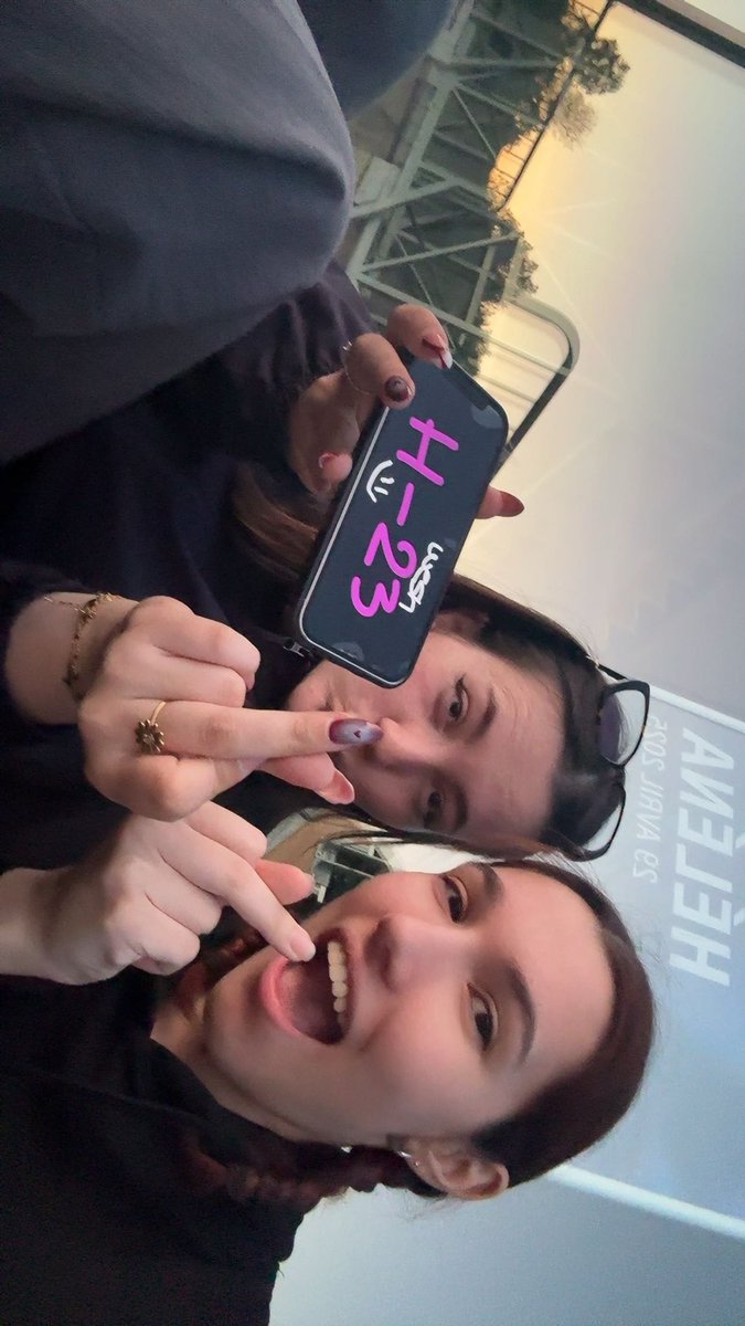 lou_btk's tweet photo. on commence à camper hihi
on vous réserve des numéros ?? 🤭🤭
#helena #oncampepourlefrontrow https://t.co/tnDYFK3w6R