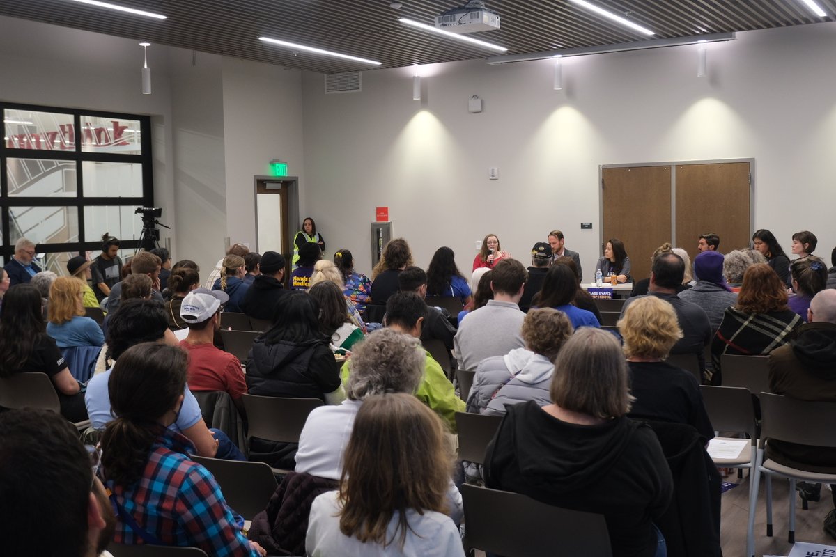 ACSCANCO's tweet image. Hi @repgabeevans @ACSCAN volunteers attended a Town Hall on 4/25. Unfortunately, we didn't see you there to ask a question. On behalf of cancer patients, survivors & their families, we want to know if you will prioritize access to care for your constituents and #ProtectMedicaid?