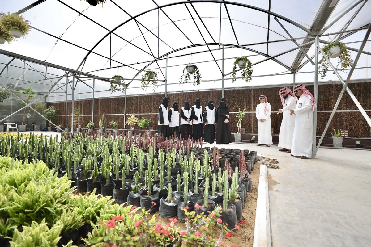 baladiahMt's tweet photo. سعدنا بلقاء شابات يحملن حب البيئة ويعملن بأيديهن لتحقيق الاستدامة البيئية ، ونفخر بشراكتنا التي تجمعنا لخدمة المجتمع ونشر الوعي الأخضر في كل زاوية من وطننا الغالي .. https://t.co/xJmBAigFub