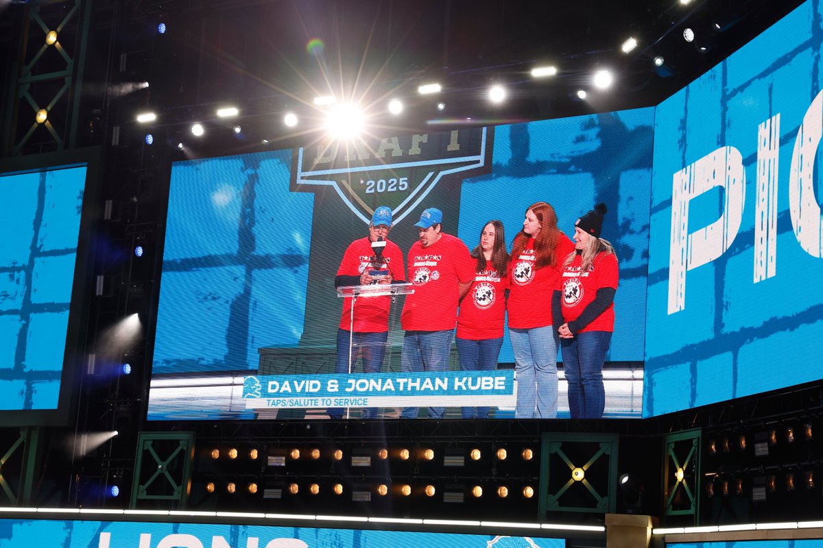 DoD_Outreach's tweet image. #ICYMI Surviving family members of @USArmy Specialist Christopher Kube announced the @detroitlionsnfl’s 2nd-round draft pick at the #NFLDraft under @tapsorg to honor their fallen family member and lifetime Lion’s fan.  #HonoringOurFallen