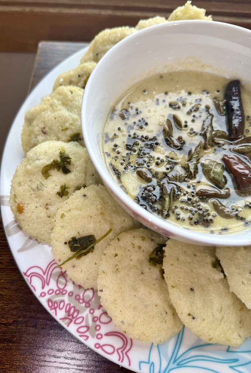 ankilansi's tweet image. Homemade spongy idli with fresh coconut chutney for lunch! 🥥👩‍🍳😋📸🤗

#Idli #CoconutChutney #Homemade #IndianFood
#foodblogger #foodphotographer #healthyfood #healthylunchidea 
#Lunch #Foodie #twincitiesfoodie #HomeCooking #Delicious  #Yummy
#SpongyIdli #MondayVibes