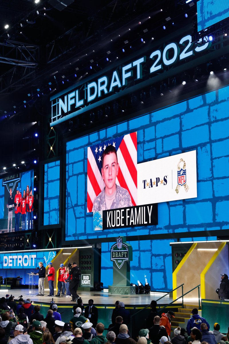 DoD_Outreach's tweet image. #ICYMI Surviving family members of @USArmy Specialist Christopher Kube announced the @detroitlionsnfl’s 2nd-round draft pick at the #NFLDraft under @tapsorg to honor their fallen family member and lifetime Lion’s fan.  #HonoringOurFallen