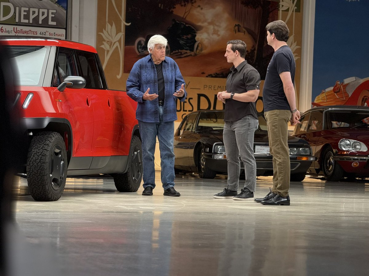 TELOtrucks's tweet photo. It was an absolute pleasure getting to meet the legend @jayleno and hear his valuable thoughts on the Telo’s visibility, repairability, manufacturing and more! 

Watch him drive it here: https://t.co/ruVJOc0OJK https://t.co/0WlBDK3P1r