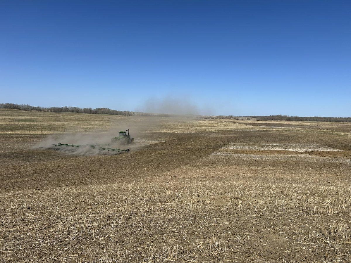dhebert1996's tweet image. Great Plains CT8300 Flex Harrow in action. Breaking up clods, spreading manure and managing residue all in preparation for seeding 2025.