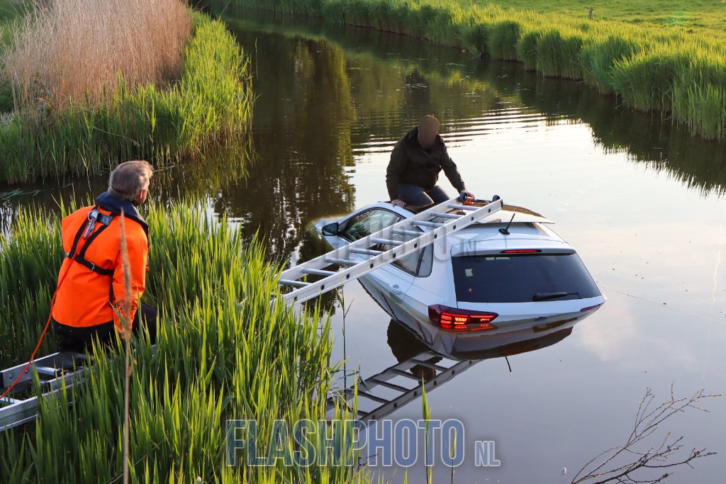 Man gered van dak te water geraakte auto