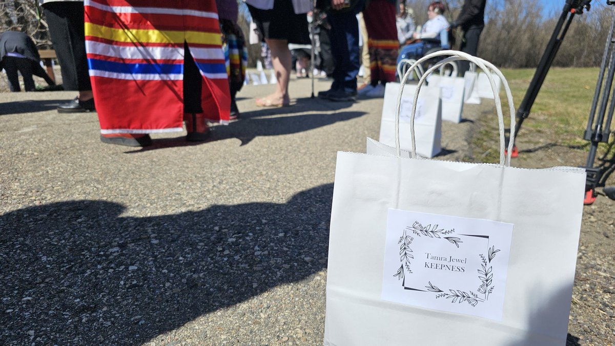 reginapolice's tweet photo. It's Missing Persons Week (Apr 27 - May 3) in SK.  — a time to come together for hope. Today, we took part in the Walk to Honour the Missing. 

Raise awareness, share stories, and support families still searching. Every missing person matters. #NeverForgotten #MissingPersonsSK https://t.co/Du5wlrEaPR