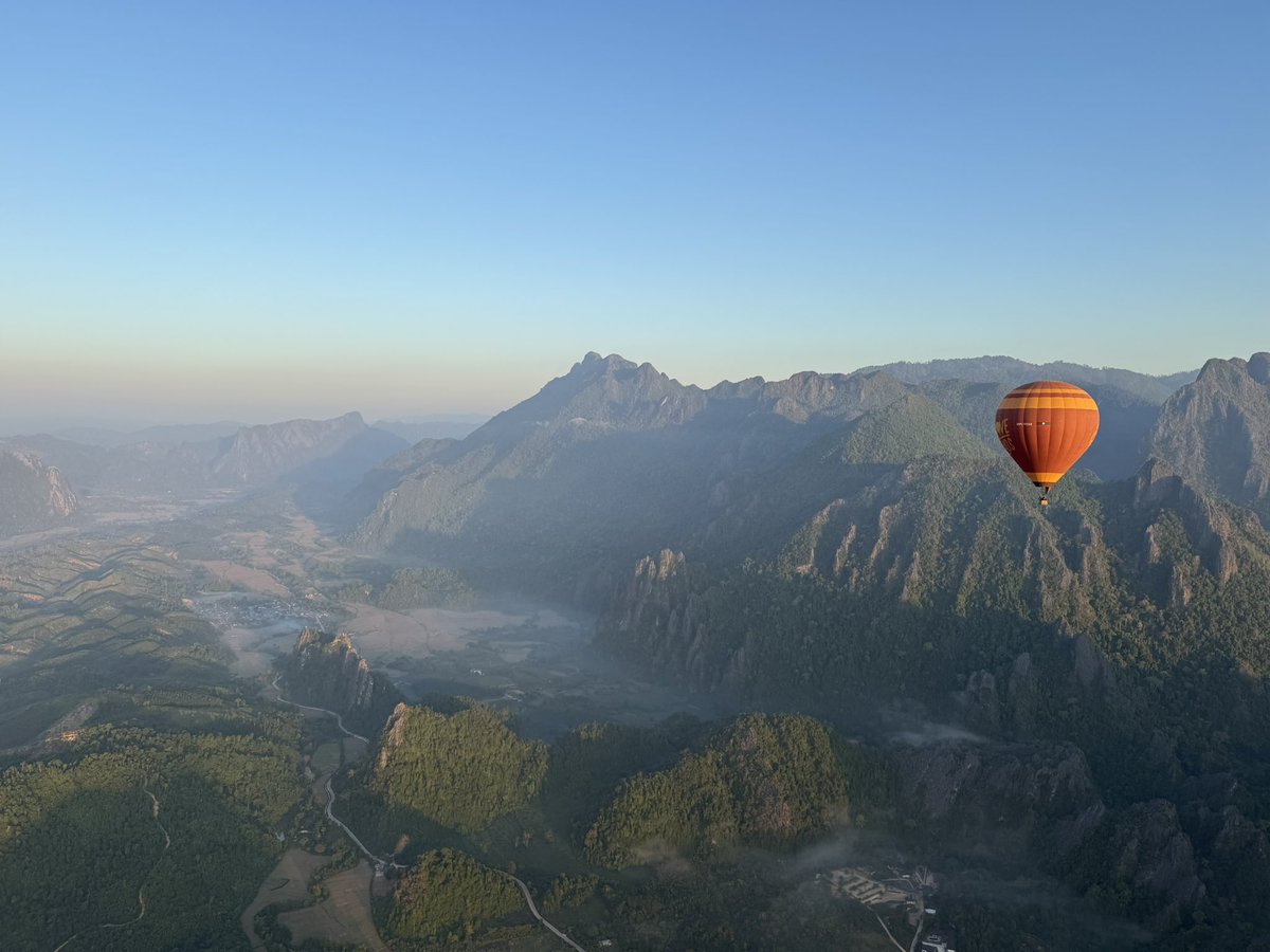 LeedsLol83's tweet photo. @FaheyJames1 Absolutely! The company were called Above Laos and they have lots of amazing local people, pilots and support staff, working for them. Champagne breakfast after landing too, what more could you want! https://t.co/liRP3AEN53