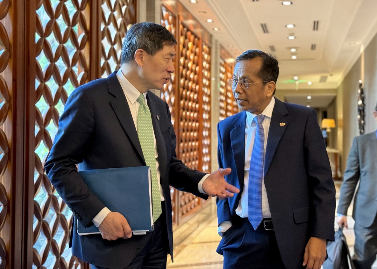 Fruitful disc. w/ #Philippines Economy, Planning, &amp; Development Sec. Arsenio Balisacan on evidence-based planning, fiscal devolution, digital transformation &amp; SDG financing. <a href="/UNDP/">UN Development</a> expresses its support for the Dept’s expanded mandate &amp; looks forward to stronger coop. #HLCMIC2025