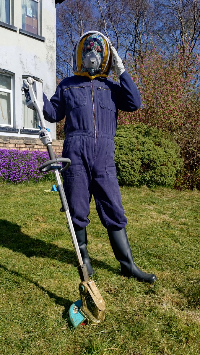 wampiremaster's tweet photo. Masked Lady Beekeeper Gardening Grass Trim
https://t.co/qNnbBsmjCv
#beekeeper #beekeepers #beekeeping #beekeepingsuit #beekeepingsuits #beesuit #boilersuit #boilersuits #facemask #māsk #mask #facekini #dusmasker #womenbeekeepers #womenbeekeeper #gardening #gardeninggloves https://t.co/jkxN9xDk1x