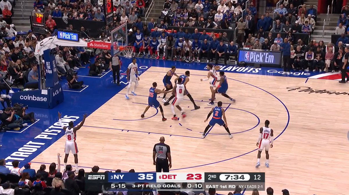 Ah oui d'accord New York vient VRAIMENT surcharger la raquette sur les PnR de Cade Cunningham !

Mikal Bridges abandonne même Tim Hardaway dans le corner pour venir en aide sur le roll de Jalen Duren 😭