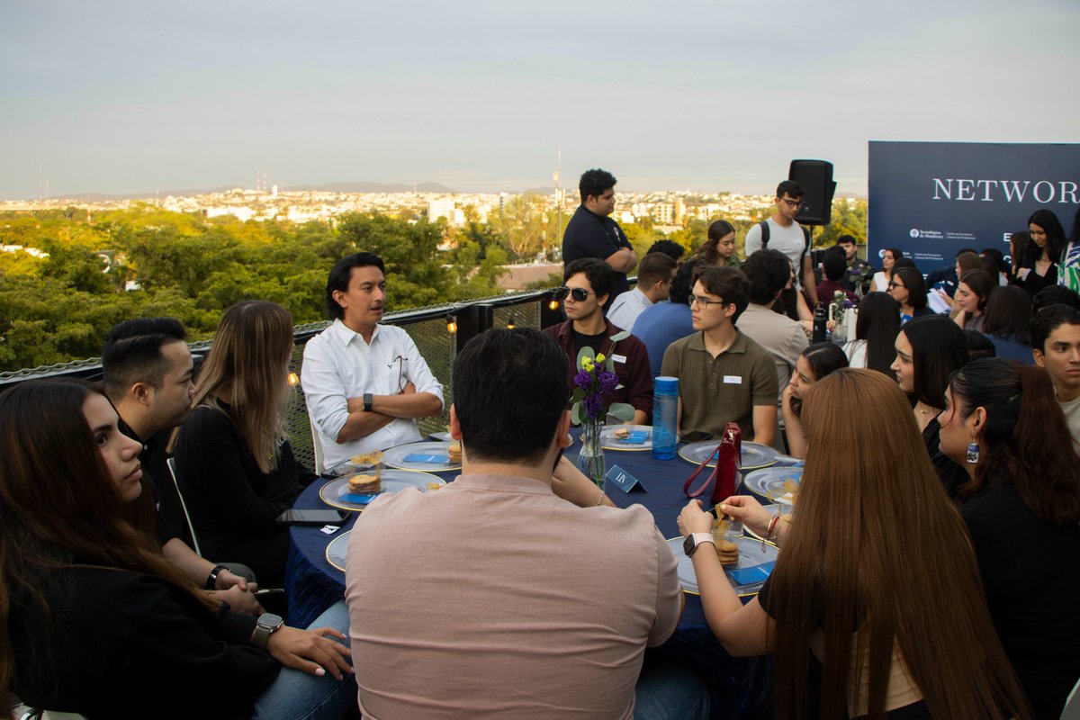 A través de Networking nights, estudiantes candidatos a graduarse conversaron con un grupo de destacados EXATEC sinaloenses para platicar un poco de su experiencia en sus respectivas industrias y establecer relaciones de valor.