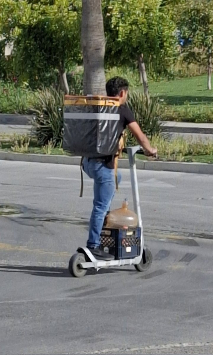 Ch1c0sD3L4C4ll3's tweet photo. Andamos secos, vamos Rellenar el agua. #ColagenoEnRuedas #ChicoDLCalle #StreetBoy #RealBoy #Paparazzi desde #Tijuana #BajaCalifornia #México 1/3 https://t.co/H5CuCEXu7B