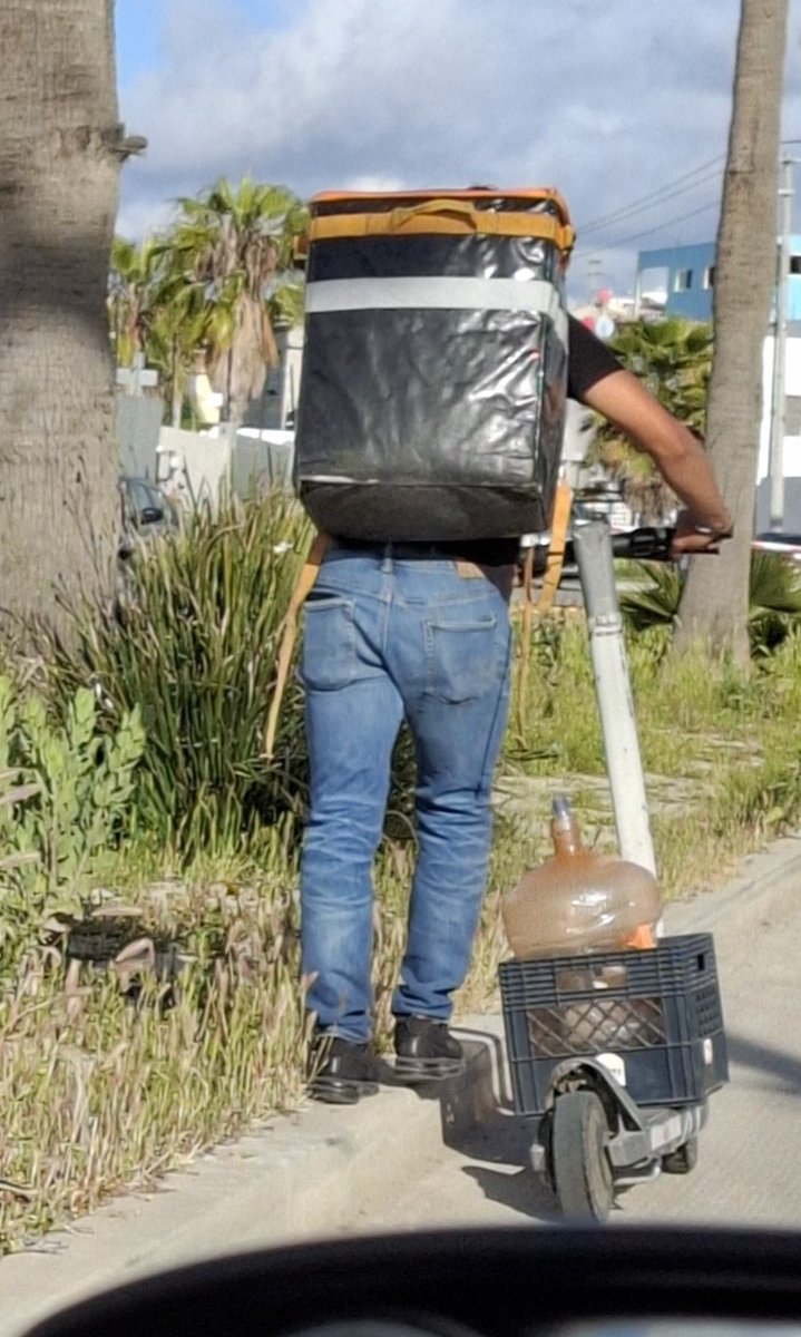 Ch1c0sD3L4C4ll3's tweet photo. Andamos secos, vamos Rellenar el agua. #ColagenoEnRuedas #ChicoDLCalle #StreetBoy #RealBoy #Paparazzi desde #Tijuana #BajaCalifornia #México 3/3 https://t.co/cTKlQEsagy