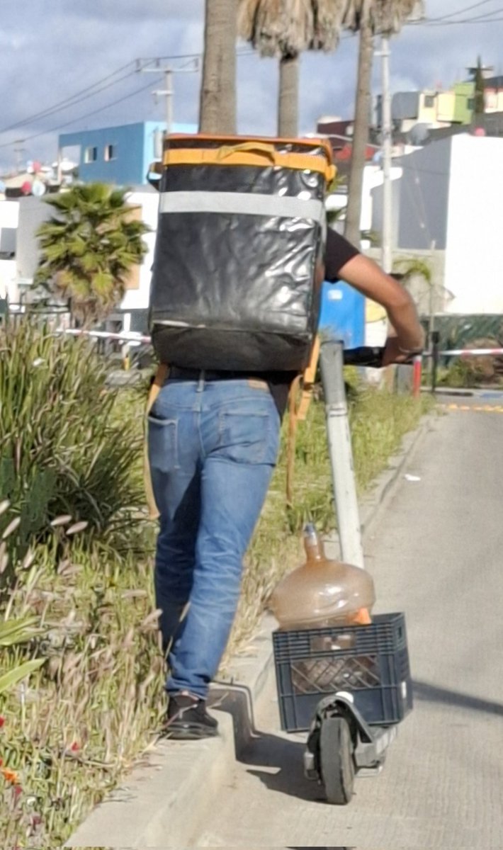 Ch1c0sD3L4C4ll3's tweet photo. Andamos secos, vamos Rellenar el agua. #ColagenoEnRuedas #ChicoDLCalle #StreetBoy #RealBoy #Paparazzi desde #Tijuana #BajaCalifornia #México 3/3 https://t.co/cTKlQEsagy