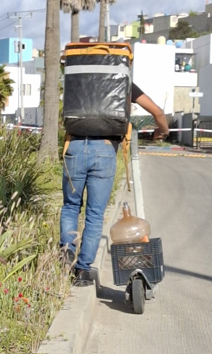 Ch1c0sD3L4C4ll3's tweet photo. Andamos secos, vamos Rellenar el agua. #ColagenoEnRuedas #ChicoDLCalle #StreetBoy #RealBoy #Paparazzi desde #Tijuana #BajaCalifornia #México  2/3 https://t.co/lbgxTyTrgJ
