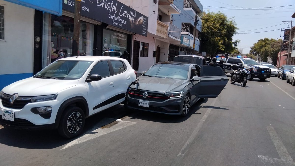 noroestemx's tweet photo. Civiles armados chocan y despojan vehículo en pleno centro de Culiacán. 

👉https://t.co/6L1Zv2G5Qf

#Culiacán #Sinaloa #RoboDeVehiculo #ViolenciaArmada #seguridad #Noticias https://t.co/TAXhWYTGC8