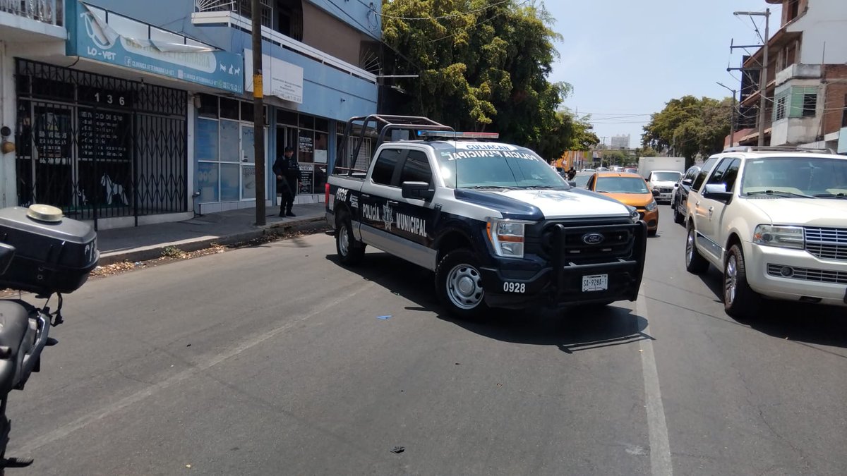 noroestemx's tweet photo. Civiles armados chocan y despojan vehículo en pleno centro de Culiacán. 

👉https://t.co/6L1Zv2G5Qf

#Culiacán #Sinaloa #RoboDeVehiculo #ViolenciaArmada #seguridad #Noticias https://t.co/TAXhWYTGC8
