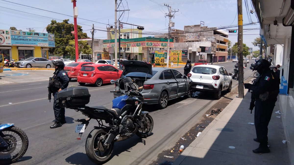 noroestemx's tweet photo. Civiles armados chocan y despojan vehículo en pleno centro de Culiacán. 

👉https://t.co/6L1Zv2G5Qf

#Culiacán #Sinaloa #RoboDeVehiculo #ViolenciaArmada #seguridad #Noticias https://t.co/TAXhWYTGC8