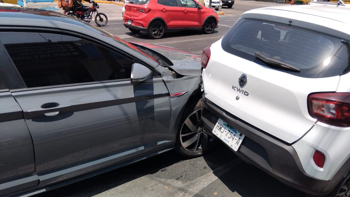noroestemx's tweet photo. Civiles armados chocan y despojan vehículo en pleno centro de Culiacán. 

👉https://t.co/6L1Zv2G5Qf

#Culiacán #Sinaloa #RoboDeVehiculo #ViolenciaArmada #seguridad #Noticias https://t.co/TAXhWYTGC8