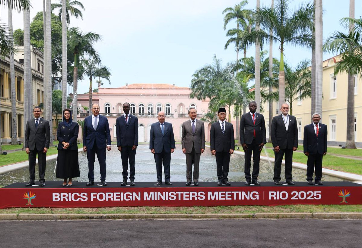 #FotoDelDía

📸 Los jefes de las delegaciones de los países miembros del bloque BRICS participaron en la ceremonia de fotografía antes de la reunión del Consejo Ministerial.

📍 Río de Janeiro, 28 de abril