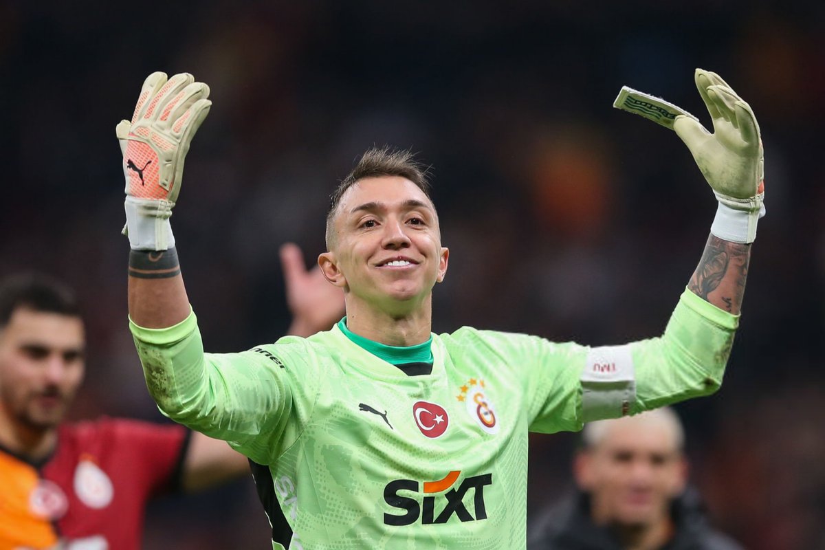 Fernando Muslera'nın çocukken hayali santrafor olmakmış, şampiyonluğu garantilemiş olursak sezonun son maçı Başakşehir'e karşı hiç düşünmeden Osimhen'in yanına çift forvete atarım. Rakibe saygı maygı geçiniz, tüm dünyada ses getirecek mis gibi jubile yapmış oluruz.