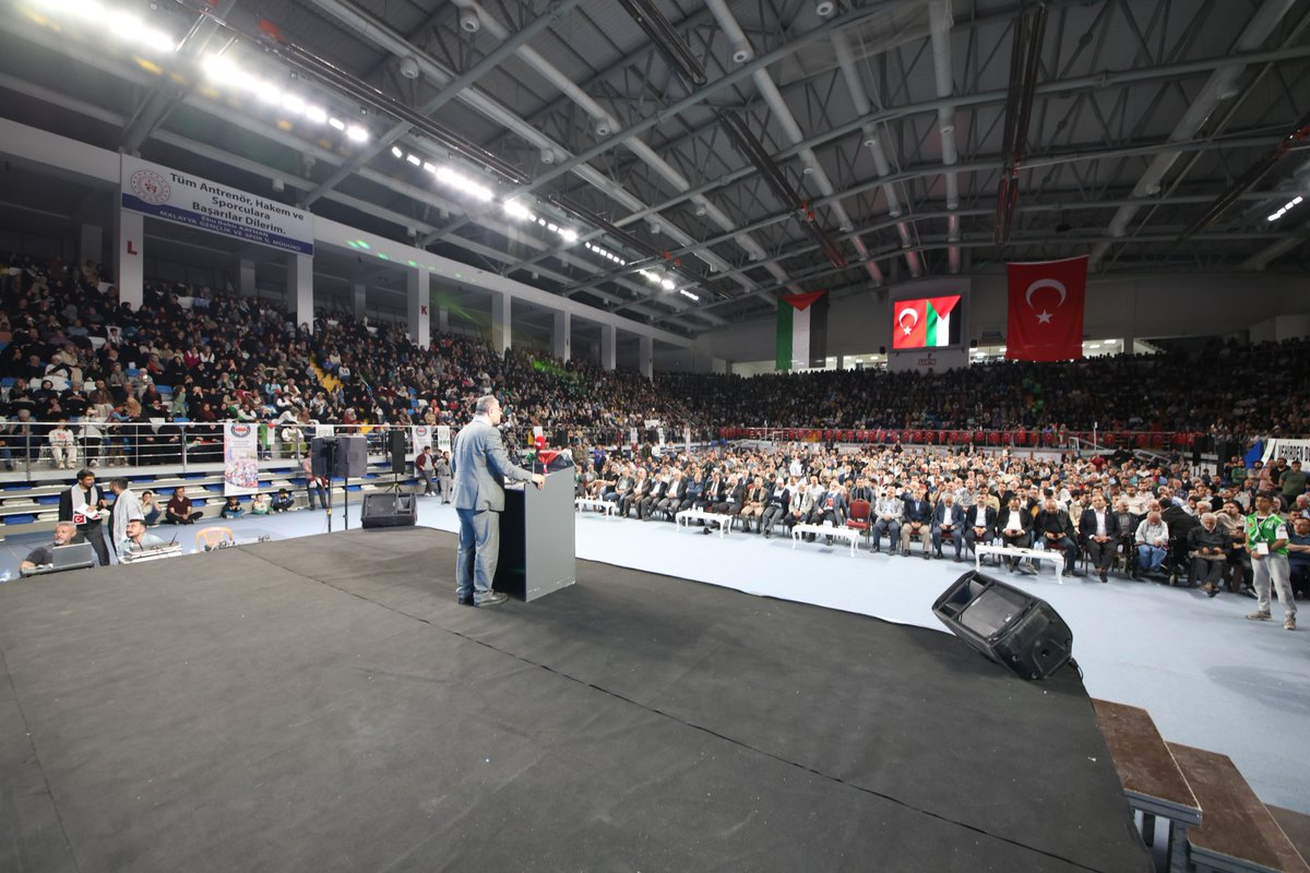 siyervakfi's tweet photo. Muhammed Emin Yıldırım: 19 aydır konuşuyoruz. Konuşmanın tesir etmediği bir zaman dilimindeyiz.

Ey Gazze’nin evlatları! 19 aydır size SİHA da İHA da asker de gönderemedik, sizden özür diliyoruz.

19 aydır İsrail’e limanlarımızı kapatamadık, Azerbaycan’dan gelip giden petrolü kesemedik, sizden özür diliyoruz.

2 milyarlık İslam ümmeti, 2 milyonluk Gazze’yi koruyamadık, sizden özür diliyoruz.

Gazze süreci bizlere çok şey öğretti. Gazze dışında her yer işgal altında. Bugün İslam coğrafyalarının en büyük meselesi Gazze, İsrail, siyonizm değil İsrail’in çıkarları için çalışan yöneticilerdir.

Allah izin vermedikçe Gazze’yi haritadan silemeyeceksiniz.

Gazze’ye düşen bombalar, asla bizlerin umutlarına, morallerine de düşmemeli. Bilelim ki süreç yeni başlıyor. Allah’ın (cc) izniyle bütün o bebek katilleriyle çok yakında birer birer hesaplaşacağız.