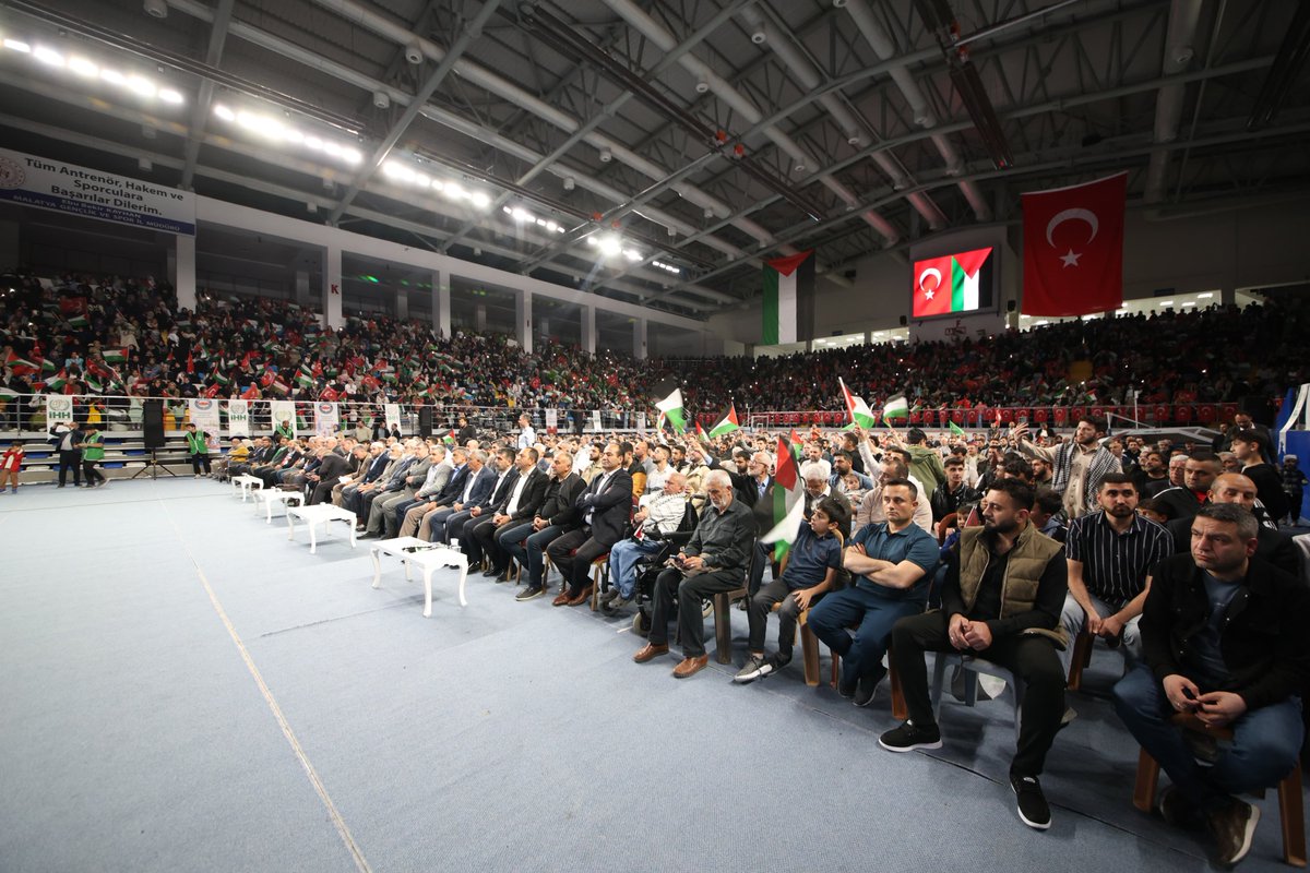 Muhammed Emin Yıldırım: 19 aydır konuşuyoruz. Konuşmanın tesir etmediği bir zaman dilimindeyiz.

Ey Gazze’nin evlatları! 19 aydır size SİHA da İHA da asker de gönderemedik, sizden özür diliyoruz.

19 aydır İsrail’e limanlarımızı kapatamadık, Azerbaycan’dan gelip giden petrolü