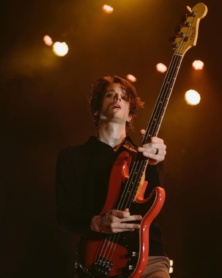 milohow's tweet photo. dallon weekes the people’s princess https://t.co/ZC00KYlxLw