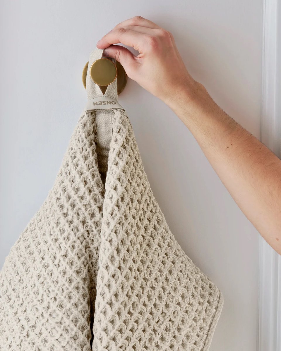 Towels that check all the boxes: soft, absorbent, and slow to fade.
<a href="/onsentowel/">Onsen</a> brings a little everyday luxury to your bathroom routine.