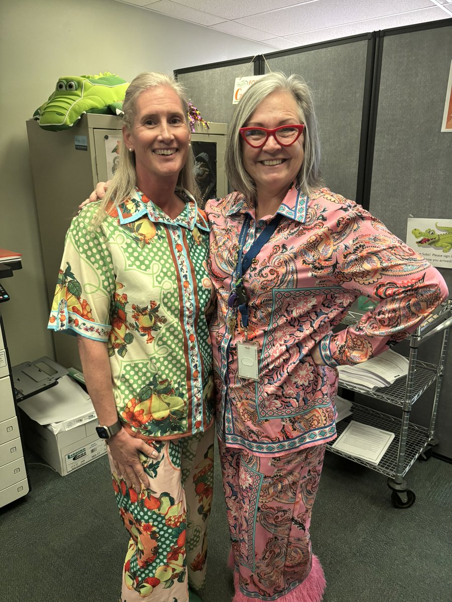 MissWalkerNGMS's tweet photo. Twinning is winning on a @NGMSGators  spirit Monday! @NKCSchools @RochelDaniels https://t.co/1zIasi4FxR