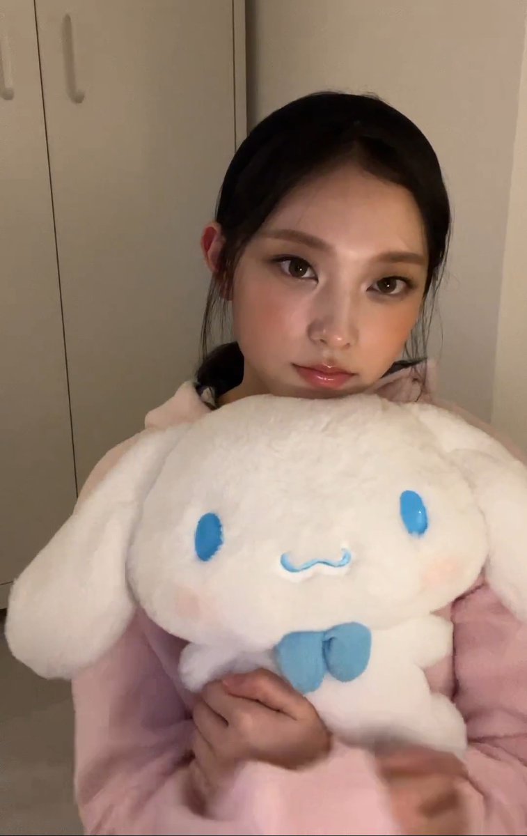 haerinsources's tweet image. haerin with cinnamoroll ♥︎