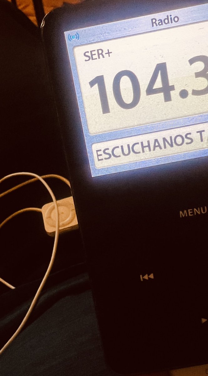 gicalin's tweet photo. Mi fiel iPod con radio FM al rescate durante el #apagon gracias a que @pedroaznar me recordó hace poco en sus Charlas de @applesfera que fue un temazo de compra en su día. https://t.co/5Ne7Lnxri4