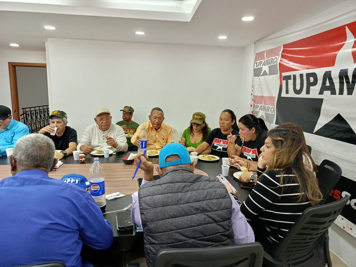 #Al momento en la Yaya el Gran Polo Patriotico realiza reunión con el fin de fortalecer los lazos de unión y asi afinar estrategias en apoyo a las venideras elecciones de Gobernadores y Diputados a la Asamblea Nacional y legislativos. Juntos venceremos ✊🔴⚫️

<a href="/NicolasMaduro/">Nicolás Maduro</a>