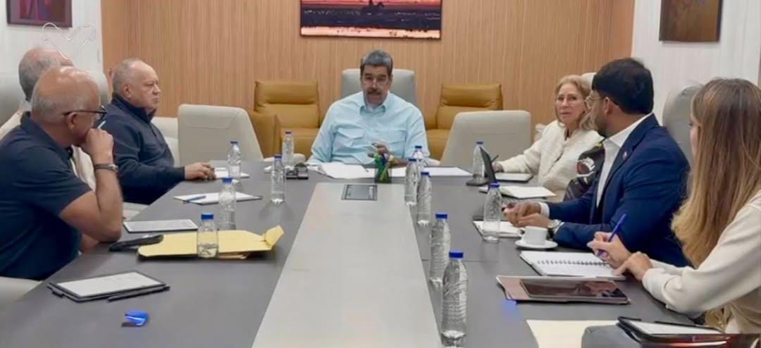 #Noticia || El presidente del Partido Socialista Unido de Venezuela (PSUV), <a href="/NicolasMaduro/">Nicolás Maduro</a>, lideró la reunión del Comando de Campaña “Gente que Resuelve”.

#15AñosChávezCandanga