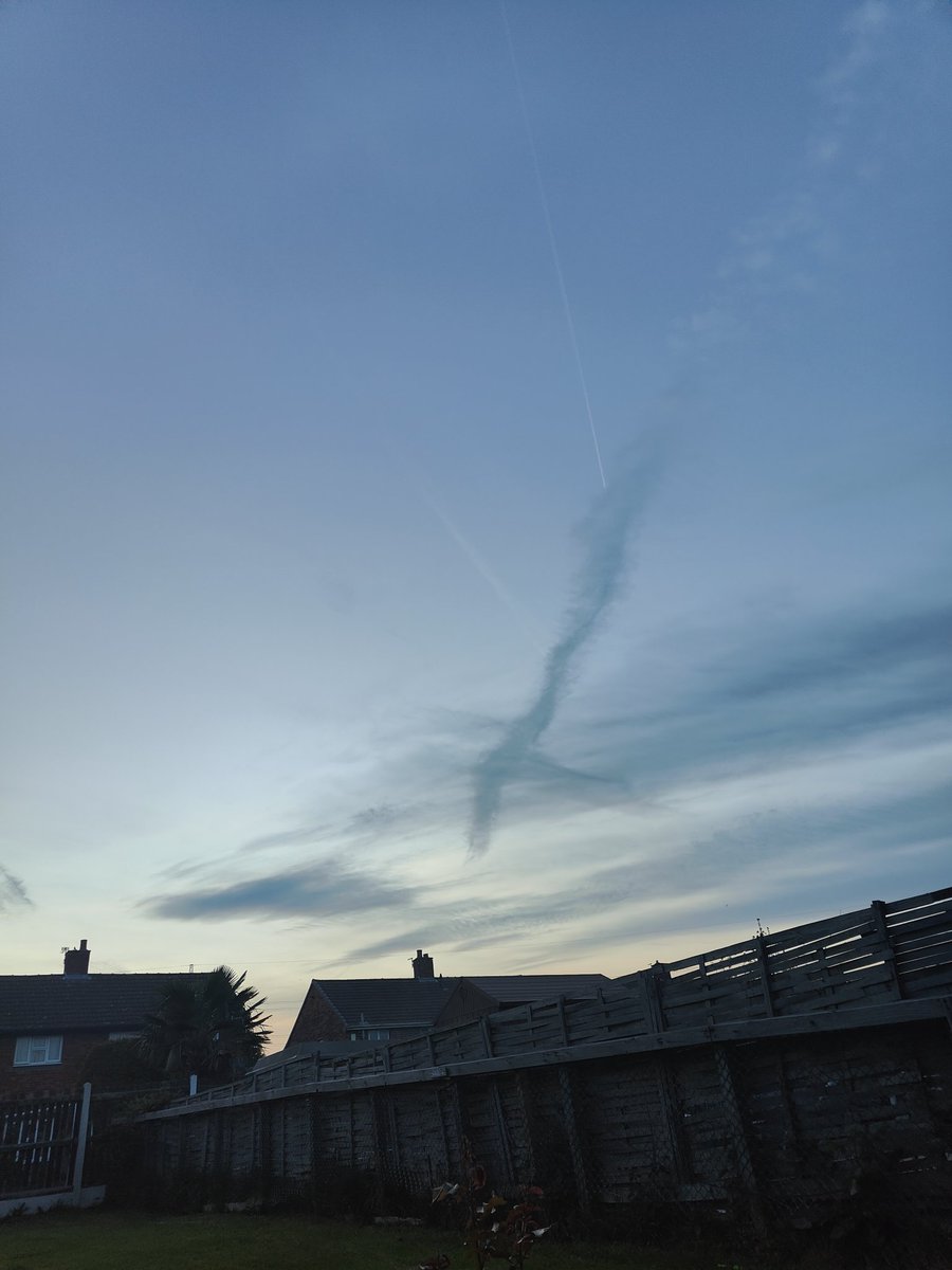 Just_A_Tweeter_'s tweet image. Looks like @BillGates Geo Engineering has already started in the UK. Just look at the grey clouds from the spraying 🤷 #Geoengineering #SaveUs