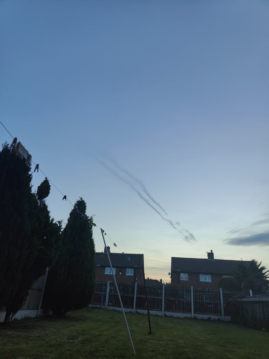 Just_A_Tweeter_'s tweet image. Looks like @BillGates Geo Engineering has already started in the UK. Just look at the grey clouds from the spraying 🤷 #Geoengineering #SaveUs