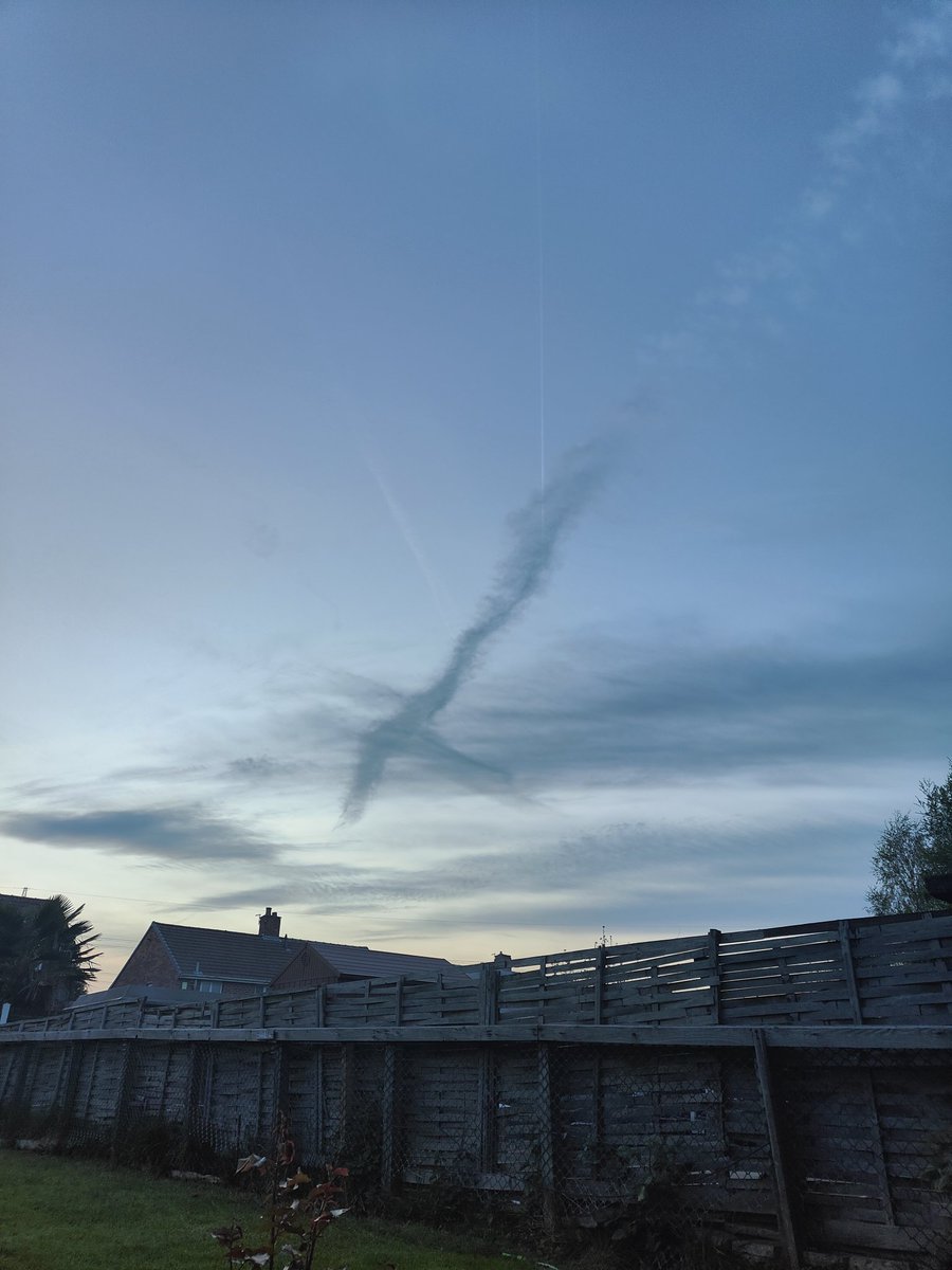 Just_A_Tweeter_'s tweet image. Looks like @BillGates Geo Engineering has already started in the UK. Just look at the grey clouds from the spraying 🤷 #Geoengineering #SaveUs